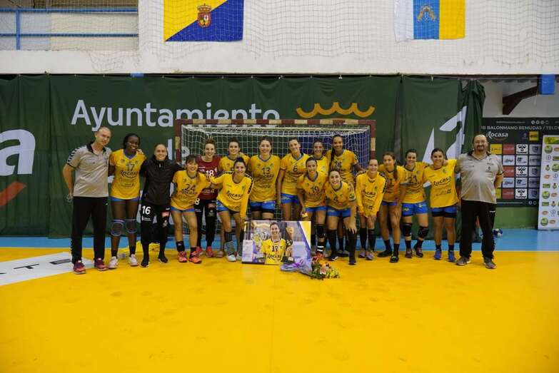 Foto grupo del Rocasa Gran Canaria en la despedida de Tiddara Trojaola ante la afición teldense / TA